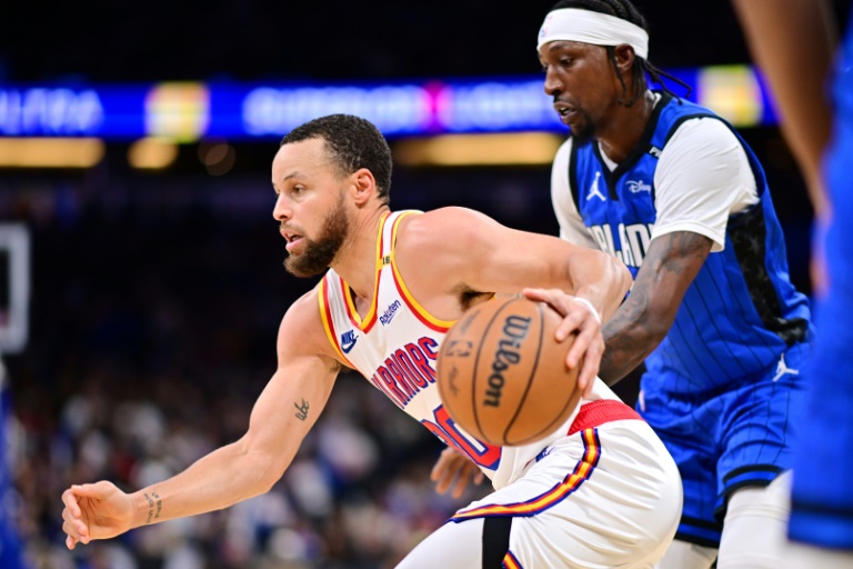 Stephen Curry anotó 56 puntos y 12 triples en un solo partido